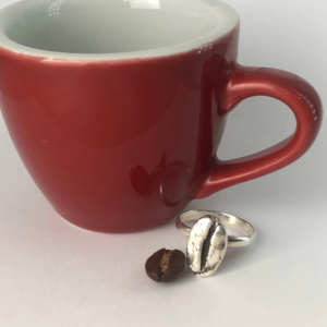 anillo de plata de un grano de cafe coffee ring mycoffeebox mano joyeria