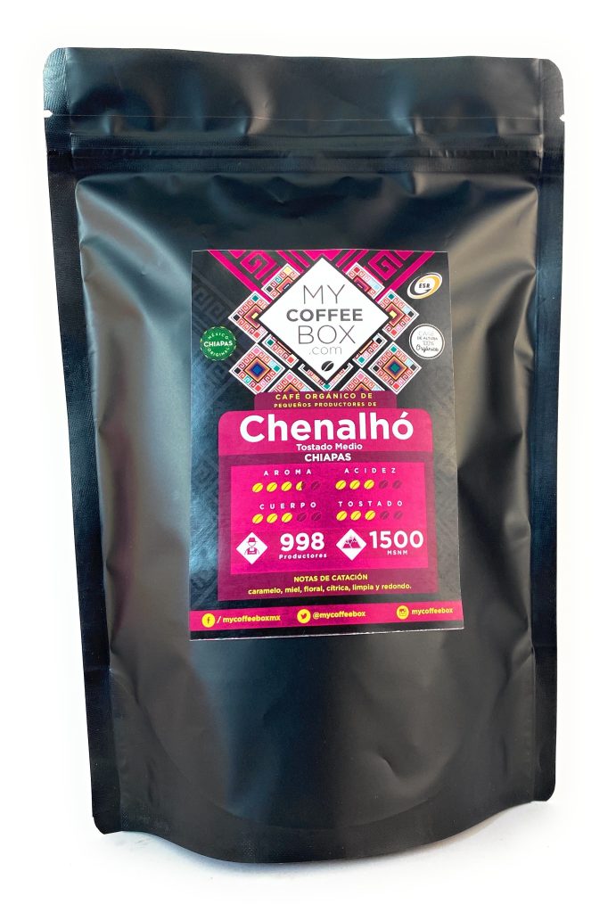 Bolsa negra de café Chenalhó Tostado Medio de MyCoffeeBox con etiqueta que muestra 998 productores, 1500 msnm y notas de catación caramelo, miel, floral y cítrica