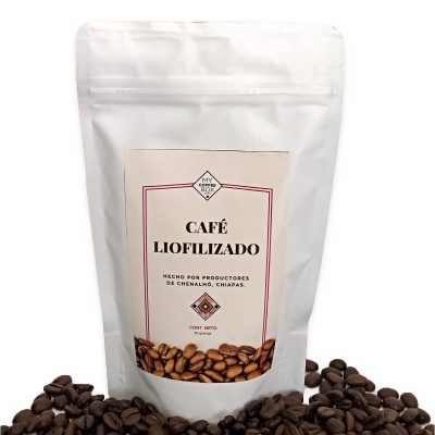 Bolsa de café liofilizado de 60 gramos de Chenalhó entre granos tostados