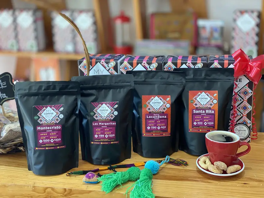 Bolsas de café orgánico de Chiapas de MyCoffeeBox con una caja de regalo y moño rojo